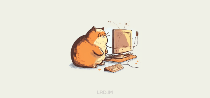 橘色的胖猫面对电脑屏幕，该插图由 Midjourney 生成。